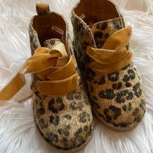 Carter Toddler Leopard Boots Size 6. Like New